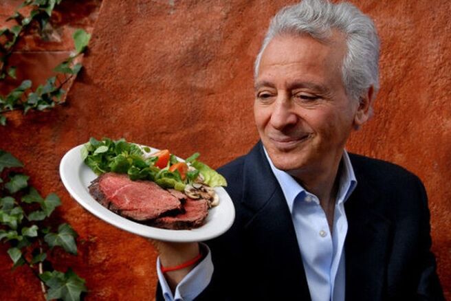 Pierre Ducan con un piatto di carne e verdure