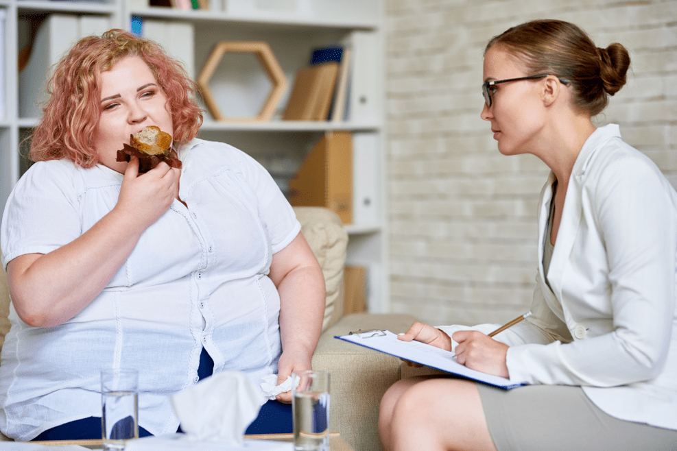 Donna in sovrappeso a un appuntamento da uno specialista